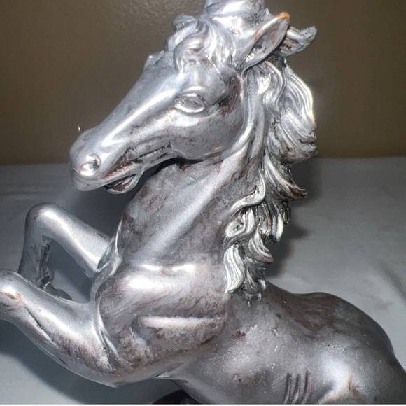 Beautiful Running Hours Statue Home Devore - Picture 7 of 11